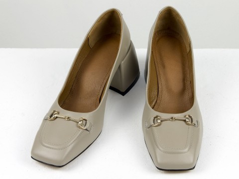 Дизайнерські туфлі на невисокому обтяжному підборі з натуральної італійської шкіри бежевого кольору, Т-2153-08