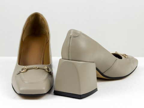 Дизайнерські туфлі на невисокому обтяжному підборі з натуральної італійської шкіри бежевого кольору, Т-2153-08