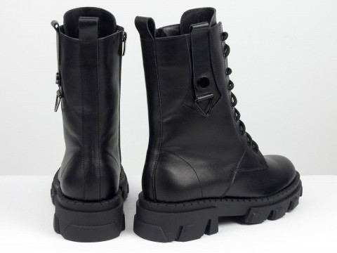 Жіночі чорні високі черевики з натуральної шкіри на шнурівці та з блискавою на тракторной підошві, Б-2328-02