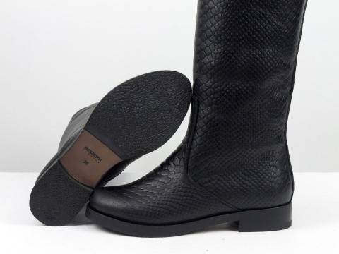 Чорні високі чоботи з натуральної шкіри з текстурою "пітон" на маленькому підборі