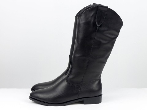 Высокие казаки черного цвета из натуральной  кожи "питон" на невысоком  каблуке, М-2342-01