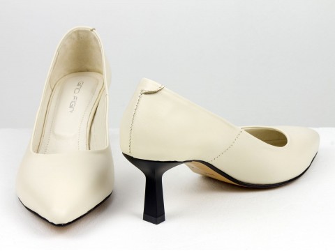 Дизайнерські туфлі-човники на підборах "рюмочка" з натуральної італійської шкіри молочного кольору, Т-2116-08