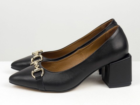 Дизайнерські туфлі човники на  квадратному підборі з натуральної італійської шкіри чорного кольору з золотою фурнітурою попереду , Т-2116/1-01