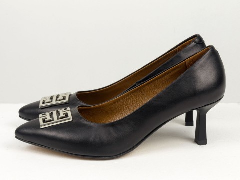Дизайнерські туфлі човники на підборах з натуральної італійської шкіри чорного кольору зі срібною фурнітурою попереду , Т-2116-12