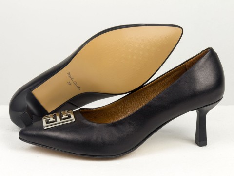 Дизайнерські туфлі-човники на підборах "рюмочка" з натуральної італійської шкіри зі срібною фурнітурою попереду , Т-2116-12