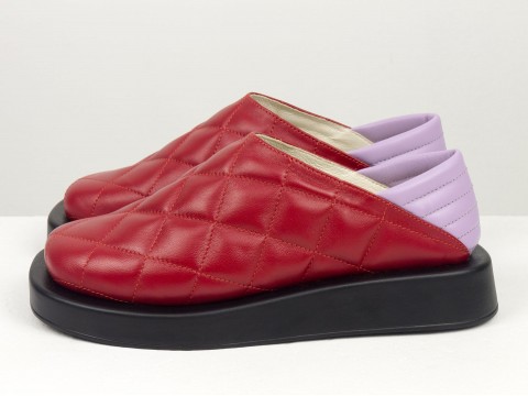 Эксклюзивные женские красно- лавандовые туфли из натуральной стеганой кожи на утолщенной черной подошве, Т-2157-06