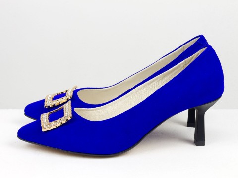 Дизайнерські туфлі човники на підборах з натуральної італійської замші синього кольору з золотою фурнітурою попереду , Т-2116-10