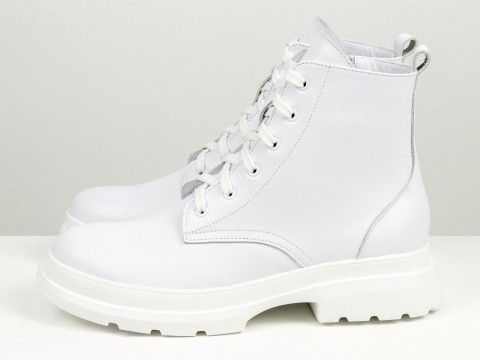 Білі черевики-берці з натуральної шкіри на високій шнурівці, на полегшеній підошві білого кольору, Б-2106-03