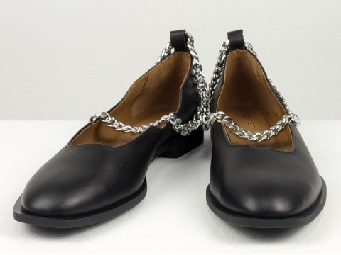 Туфлі з італійської шкіри чорного кольору на низькому ходу зі срібним ланцюжком, Т-2113-13