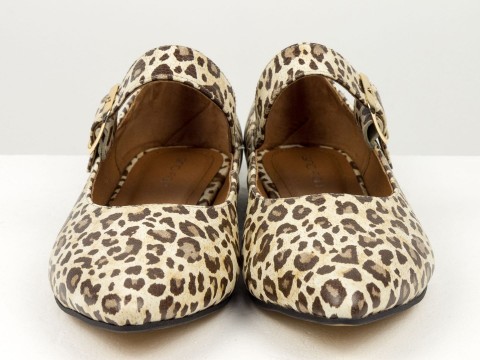 Жіночі туфлі на низькому ходу з натуральної шкіри "бежевий леопард" з золотою пряжкою