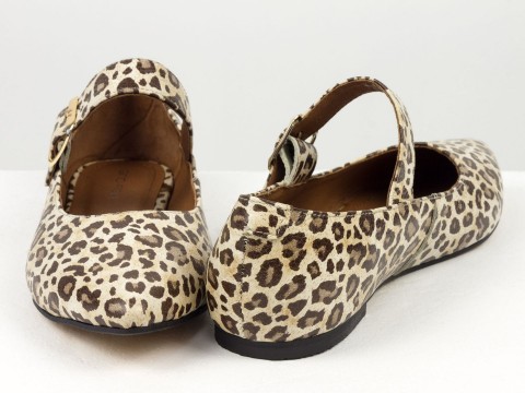 Жіночі туфлі на низькому ходу з натуральної шкіри "бежевий леопард" з золотою пряжкою