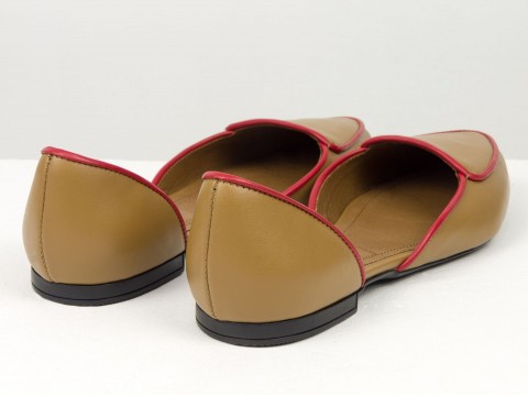 Туфлі човники на низькому ходу з натуральної шкіри карамельного кольору з червоним кантом