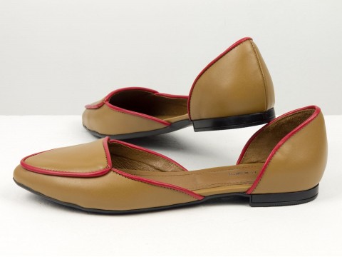 Туфлі човники на низькому ходу з натуральної шкіри карамельного кольору з червоним кантом
