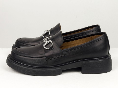 Женские туфли-лоферы из натуральной кожи черного цвета  на облегченной подошве с серебряной фурнитурой, Т-2052-16