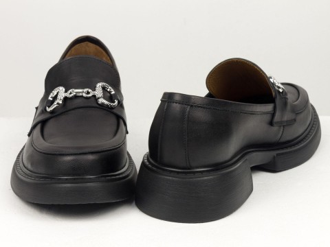 Жіночі туфлі-лофери із натуральної шкіри чорного кольору на тракторній підошві з золотою фурнітурою, Т-2052-15