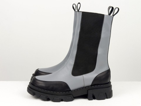 Дизайнерские высокие  ботинки "челси" в сочетании  черной и серой натуральной кожи с резинкой на тракторной подошве, Б-2230-07