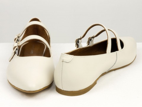 Жіночі туфлі на низькому ходу з натуральної шкіри молочного кольору з пряжками