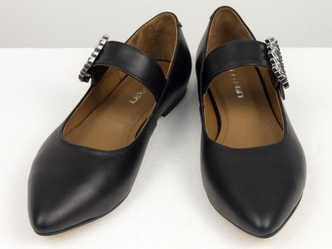 Жіночі туфлі на низькому ходу з натуральної шкіри чорного кольору зі срібною пряжкою