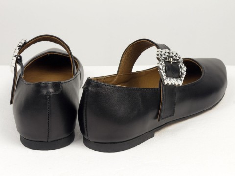 Жіночі туфлі на низькому ходу з натуральної шкіри чорного кольору зі срібною пряжкою