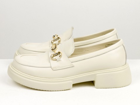 Женские туфли-лоферы из натуральной кожи молочного цвета  на облегченной подошве с золотой фурнитурой, Т-2052-13