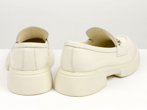 Жіночі туфлі-лофери із натуральної шкіри молочного кольору на полегшеній  підошві з золотою фурнітурою, Т-2052-13