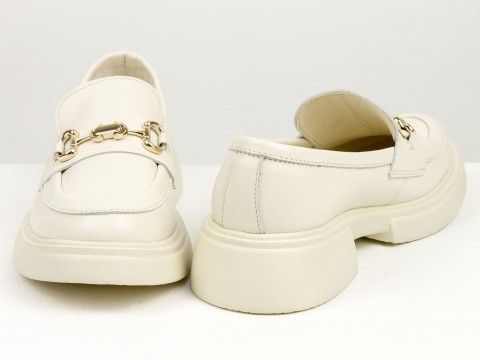 Жіночі туфлі-лофери із натуральної шкіри молочного кольору на полегшеній  підошві з золотою фурнітурою, Т-2052-13