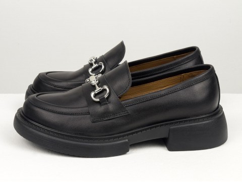 Женские туфли-лоферы из натуральной кожи черного цвета  на облегченной подошве с серебряной фурнитурой, Т-2052-14