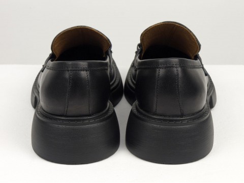 Жіночі туфлі-лофери із натуральної шкіри чорного кольору на полегшеній  підошві зі срібною фурнітурою, Т-2052-14