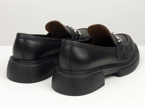 Жіночі туфлі-лофери із натуральної шкіри чорного кольору на полегшеній  підошві зі срібною фурнітурою, Т-2052-14