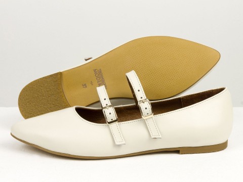 Жіночі туфлі на низькому ходу з натуральної шкіри молочного кольору з пряжками