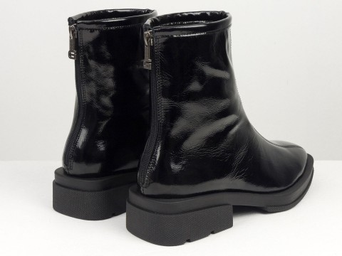 Жіночі черевики з натуральної лакованох шкіри чорного кольору з квадратним носом, Б-2176-16