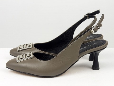 Коричневі туфлі з натуральної шкіри кольору сепія  з відкритою п'ятою на підборі рюмочка зі срібною фурнітурою ,Т-2305-12