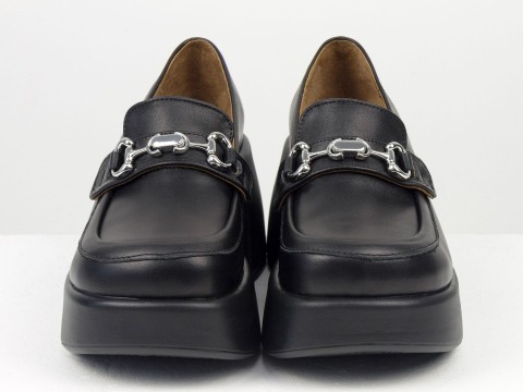 Стильні туфлі-лофери із натуральної шкіри чорного кольору на потовщеній підошві зі срібною фурнітурою,Т-2416-01