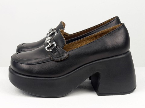 Стильні туфлі-лофери із натуральної шкіри чорного кольору на потовщеній підошві зі срібною фурнітурою, Т-2416-01