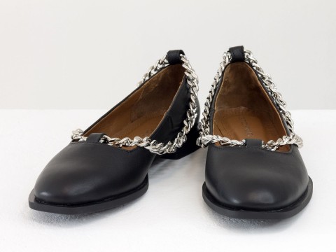 Туфли из итальянской кожи черного цвета на низком ходу с золотой цепочкой, Т-2111-02