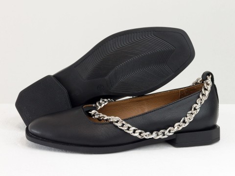 Туфли из итальянской кожи черного цвета на низком ходу с золотой цепочкой, Т-2111-02