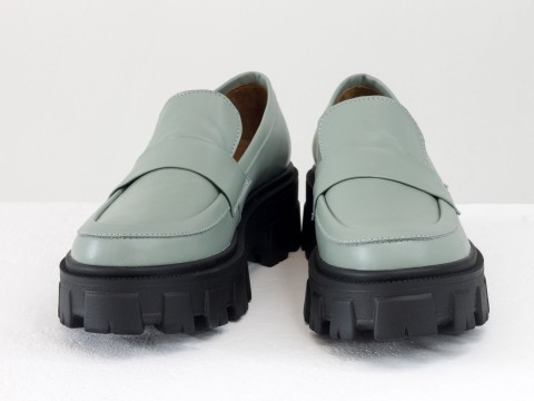 Жіночі туфлі на тракторній підошві з натуральної сіро-блакитної шкіри із вставками чорної шкіри, Т-2052-09