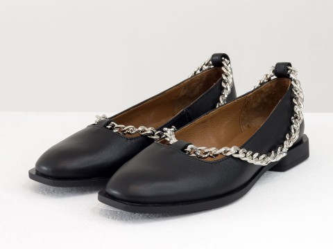 Туфлі з італійської шкіри чорного кольору на низькому ходу із золотим ланцюжком, Т-2111-02