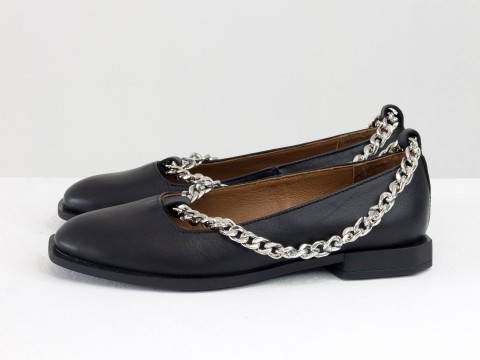 Женские черные туфли на низком ходу из натуральной кожи с  серебряной цепочкой, Т-2111-02