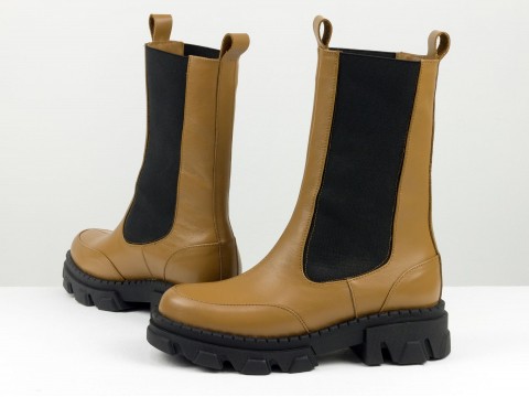 Дизайнерські високі черевики "челсі" з натуральної карамельної шкіри з резинками на тракторній підошві, Б-2230-05