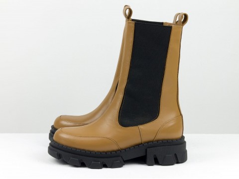Дизайнерские высокие  ботинки "челси" из натуральной карамельной кожи с резинкой на тракторной подошве, Б-2230-05