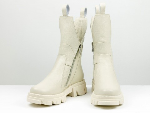 Жіночі високі черевики з натуральної шкіри флотар молочного кольору асиметричного крою на тракторній підошві, Б-2104-09