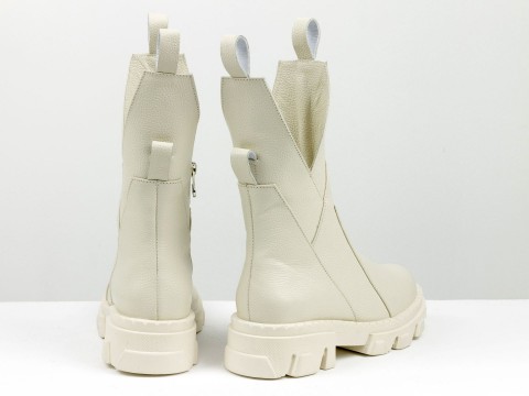 Жіночі високі черевики з натуральної шкіри флотар молочного кольору асиметричного крою на тракторній підошві, Б-2104-09