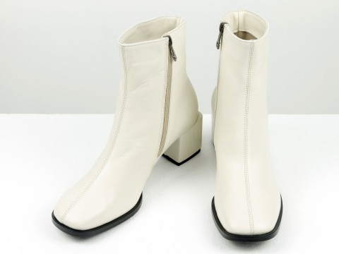 Жіночі черевики з натуральної молочної шкіри на квадратному підборі, Б-2061-10