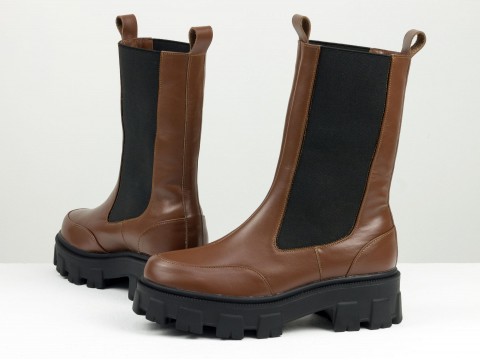 Дизайнерські високі черевики "челсі" з натуральної коричневої шкіри з резинками на тракторній підошві, Б-2230-03
