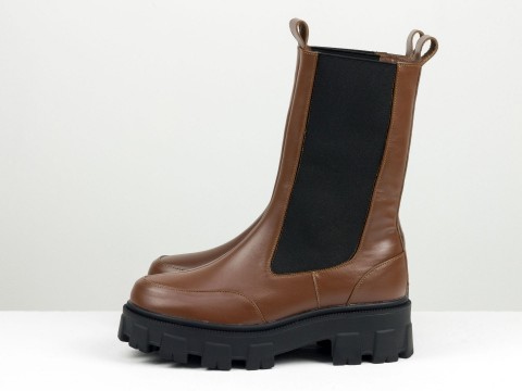 Дизайнерские высокие  ботинки "челси" из натуральной коричневой кожи с резинкой на тракторной подошве, Б-2230-03
