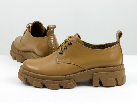 Жіночі туфлі на тракторній підошві з натуральної карамельної шкіри, Т-2048-10
