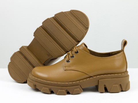 Жіночі туфлі на тракторній підошві з натуральної карамельної шкіри, Т-2048-10