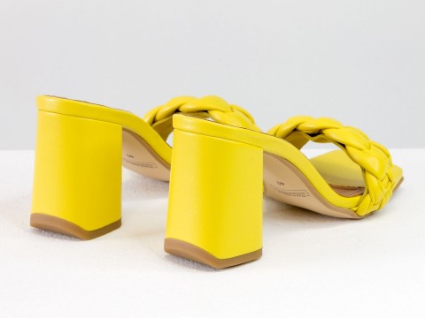 Дизайнерські босоніжки "кіска" на розкльошеному підборі з натуральної італійської шкіри яскраво-жовтого кольору.