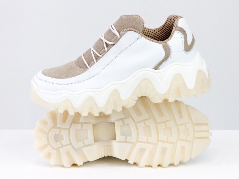 Жіночі світло-білі кросівки зі шкіри із вставками із замші на потовщеній підошві, Т-2108-01